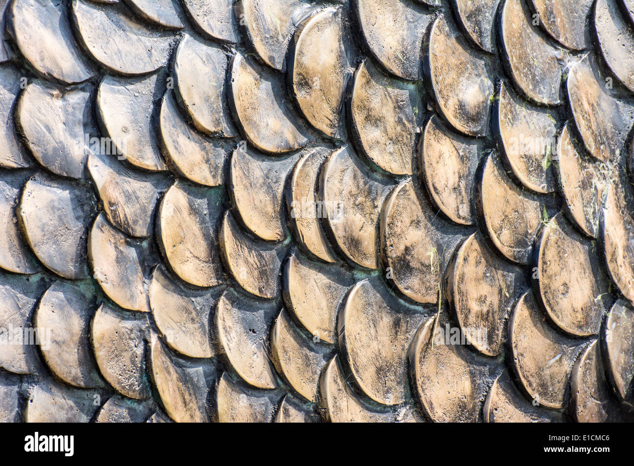Sullo sfondo di un materiale metallico squame di pesce pattern Foto Stock