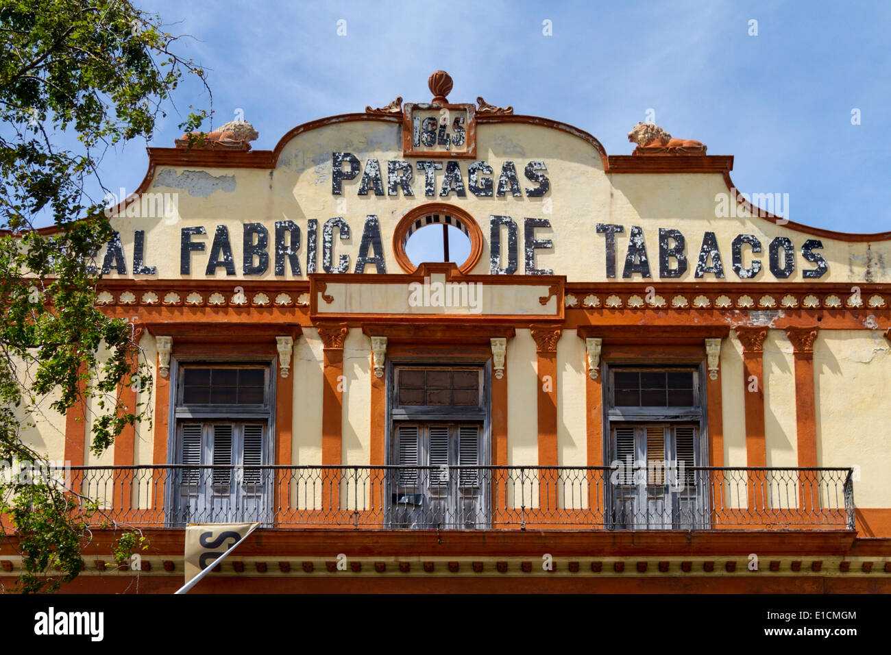 Partagas fabbrica di tabacco la costruzione di dettaglio in Havana, Cuba Foto Stock