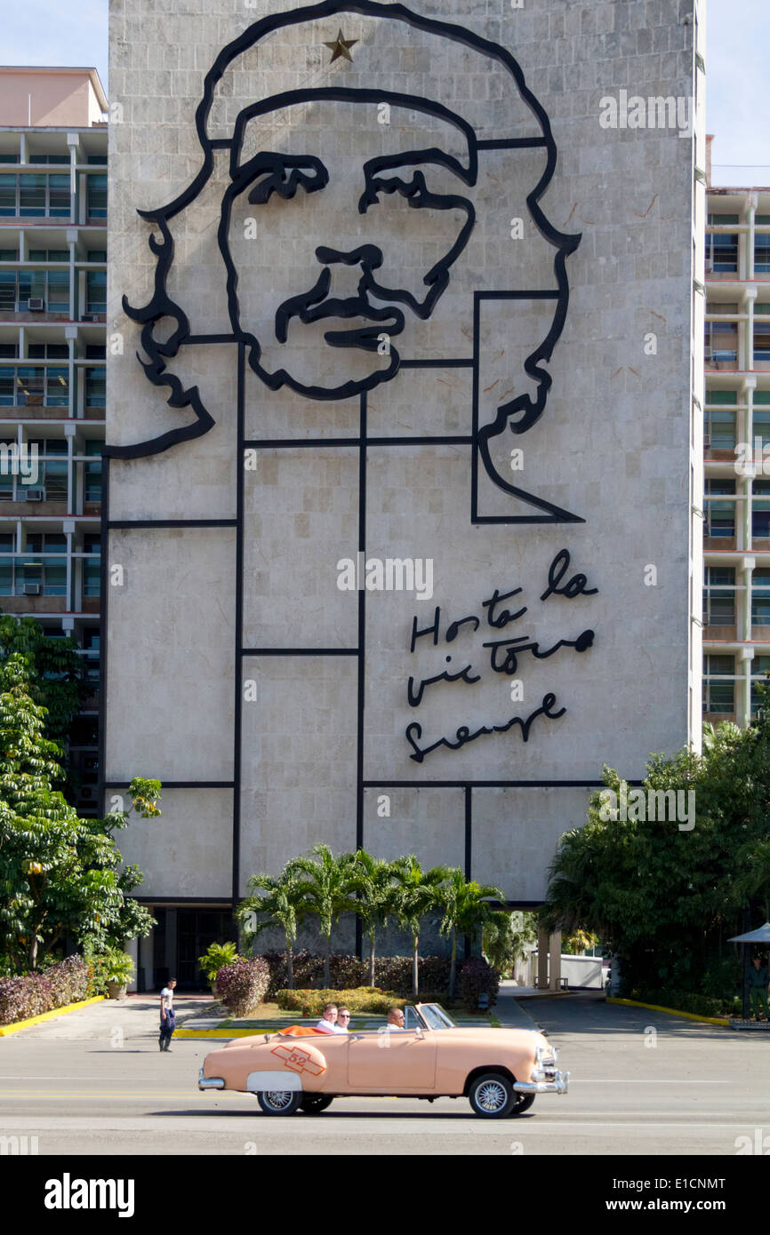 'Ha sta la victoria siempre' murale di Che Guevara al di fuori del Ministerio del interno, Plaza de la Revolución all Avana, Cuba Foto Stock