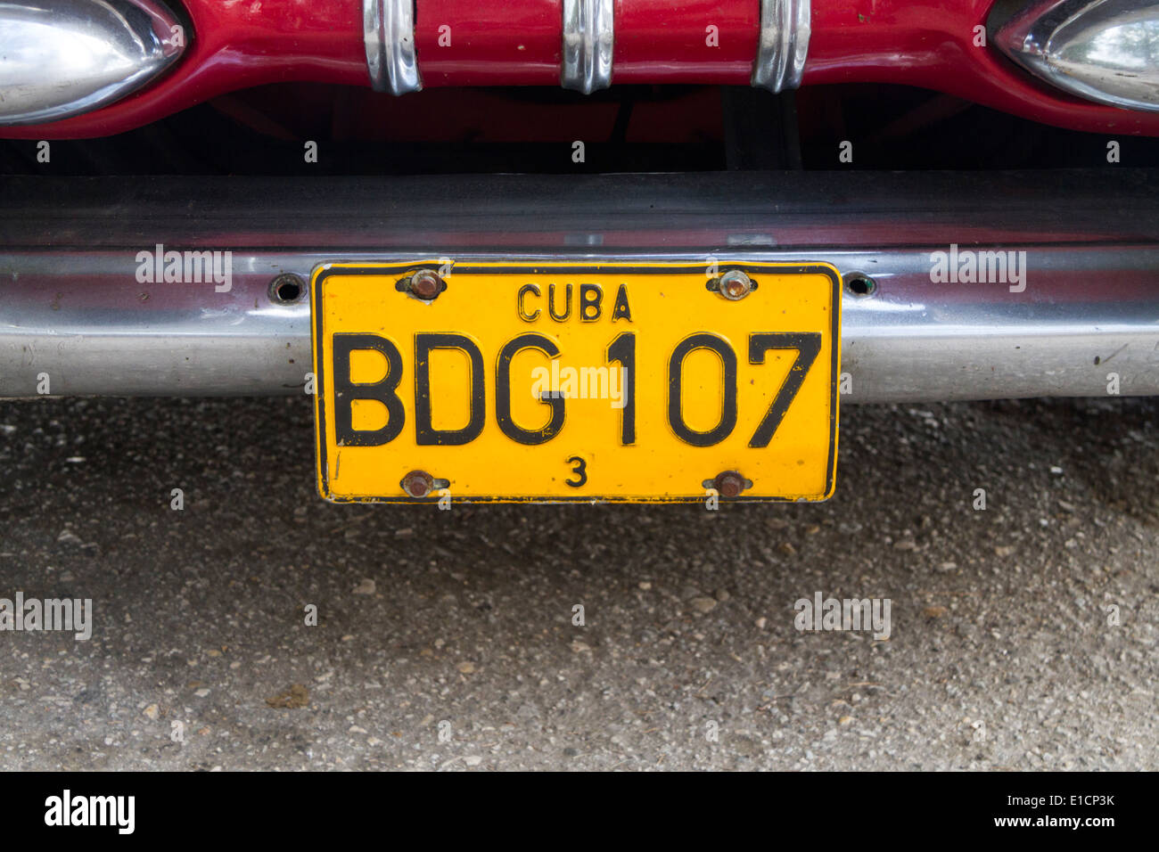 Primo piano della vettura cubano numero di registrazione della piastra sulla red Pontiac auto classica a l'Avana, Cuba Foto Stock