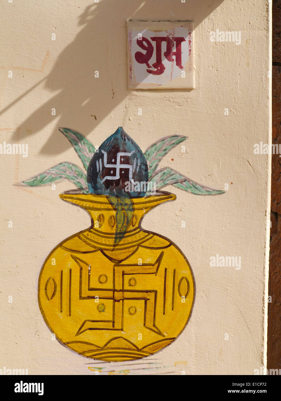 India Rajasthan, Jaisalmer, svastica Hindu buona fortuna simbolo dipinto sul muro di casa alla porta Foto Stock
