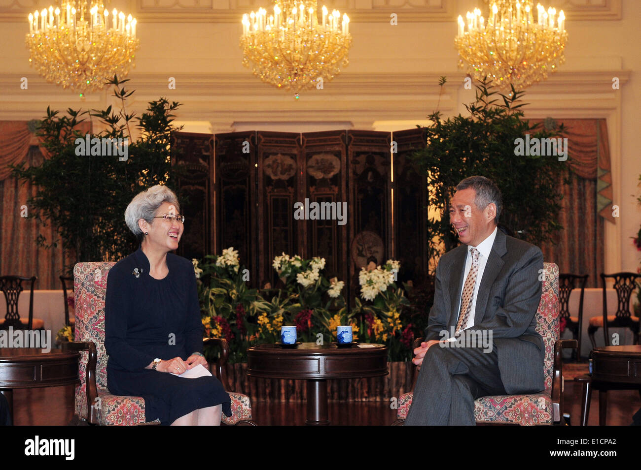 Singapore, Singapore. 31 Maggio, 2014. Singapore è il primo ministro Lee Hsien Loong (R) soddisfa con Fu Ying, presidentessa della commissione per gli Affari Esteri della Cina al Congresso Nazionale del Popolo, a Singapore, 31 maggio 2014. Credito: Quindi Chih Wey/Xinhua/Alamy Live News Foto Stock