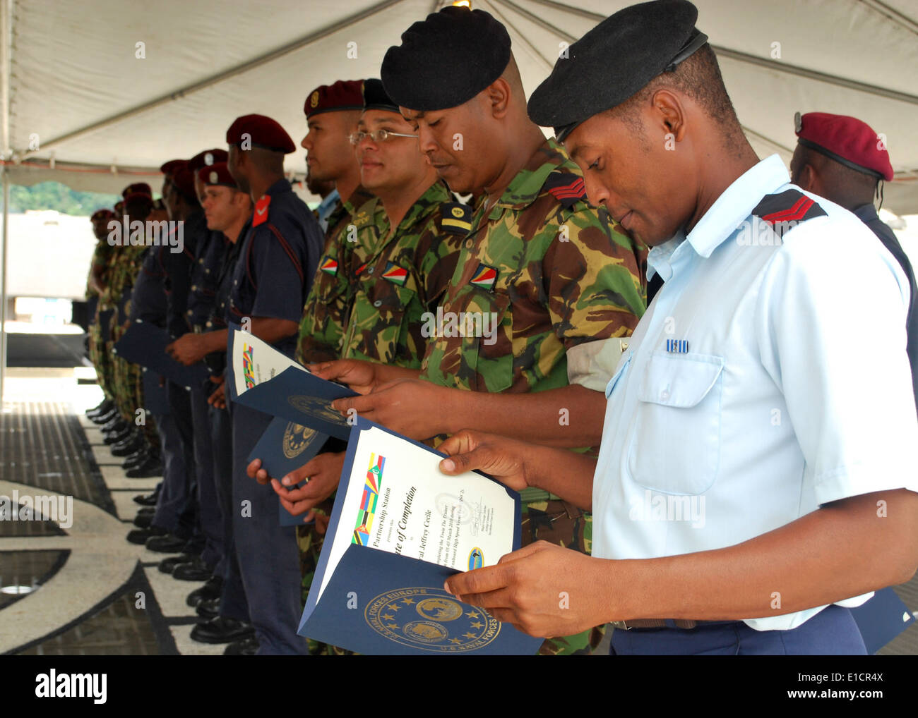 Gli studenti di ammirare il loro corso i certificati di completamento durante una cerimonia di laurea a bordo dell Africa Partnership Station (APS) Est Foto Stock