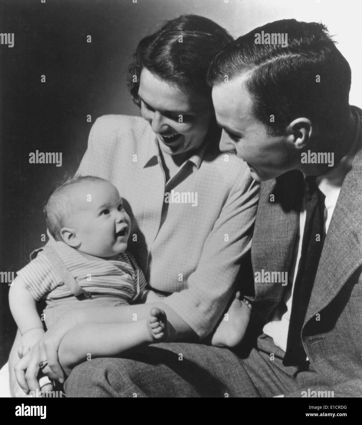 Il futuro xli U.S. Presidente, George H. W. Bush e la moglie Barbara con il loro primo figlio, il futuro quarantatreesimo presidente, Foto Stock