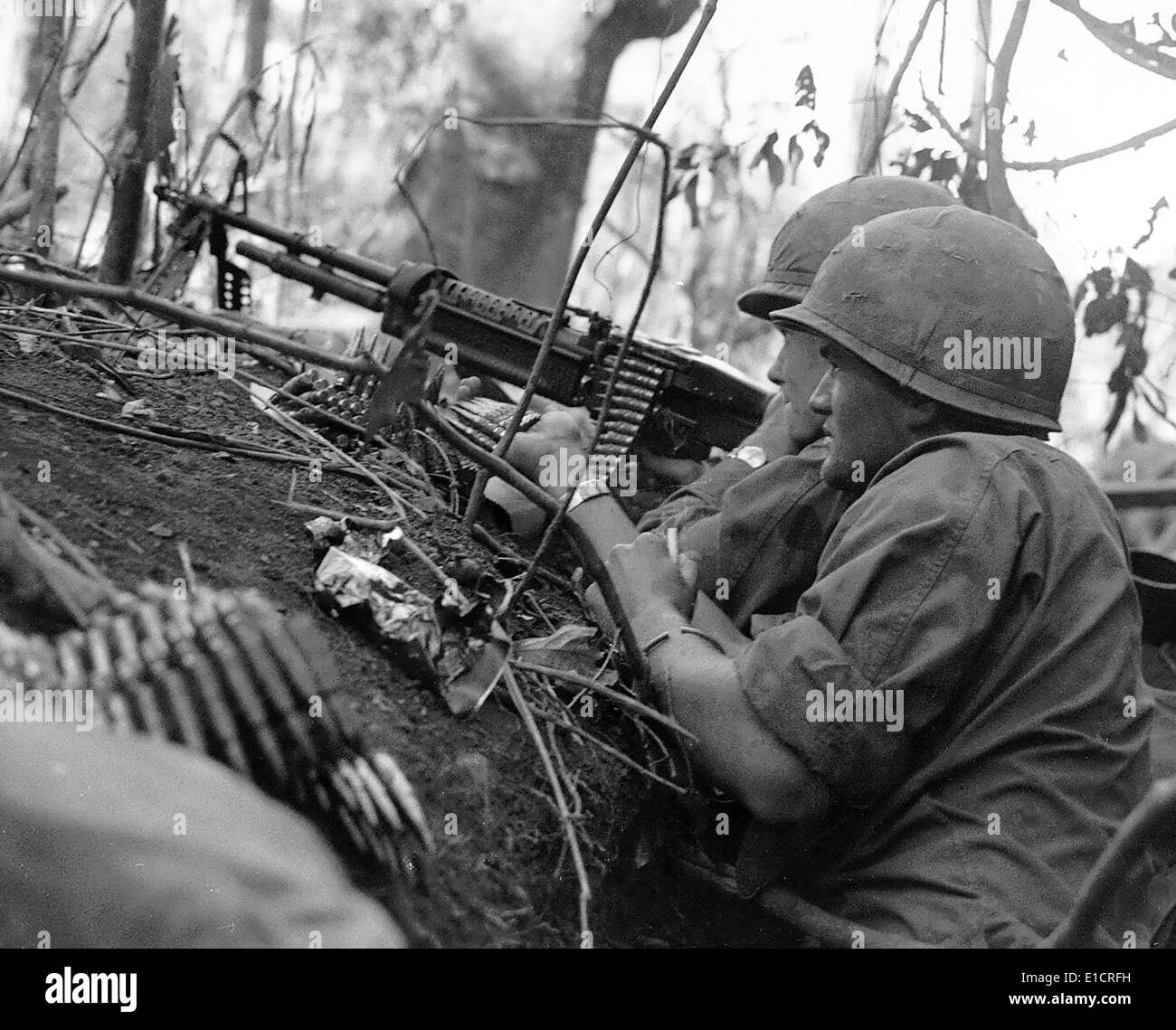 Guerra del Vietnam. I soldati che stabilisce fuoco di copertura con un M-60 mitragliatrice - Vietnam 1966 Foto Stock