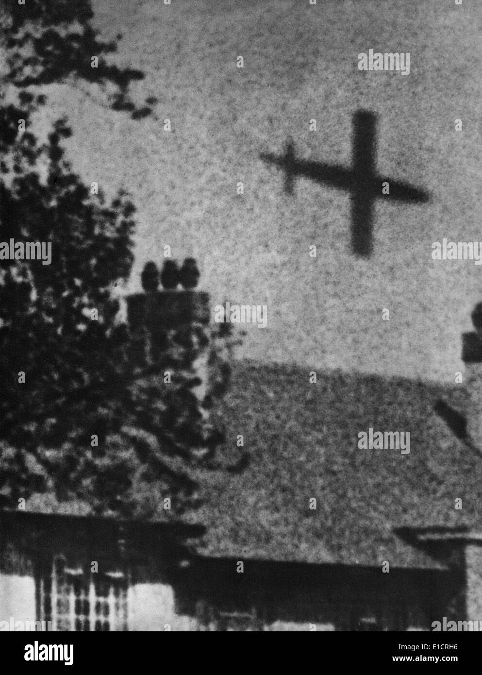 Vista di una V-1 in volo su Londra, ca. 1944. Il tedesco della Prima Guerra Mondiale 2 arma era un missile senza equipaggio. (BSLOC 2013 11 100) Foto Stock
