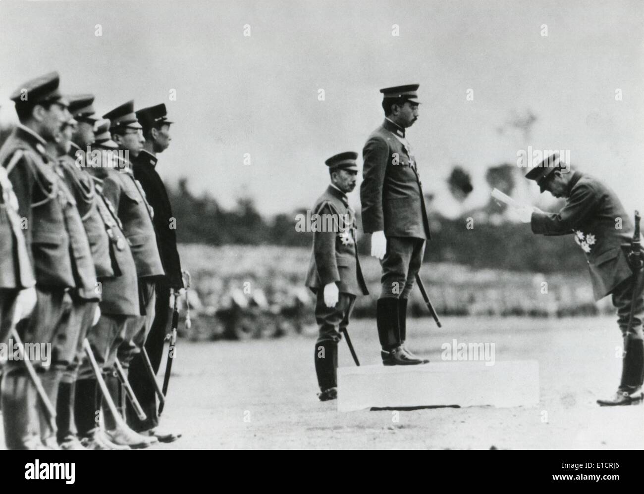 L'imperatore Hirohito la consegna di un messaggio di guerra giapponesi il Ministro, Lt. Generale Hideki Tojo. Essi erano ad un riesame militari per contrassegnare Foto Stock