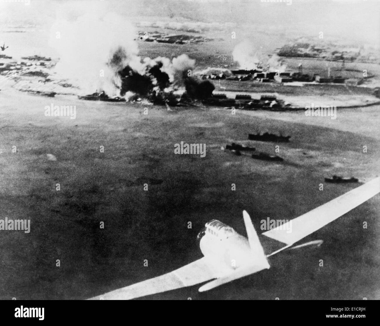 Fotografia scattata da un pilota giapponese, la distruzione di Pearl Harbor. In basso a destra è un bombardiere giapponese. 7 dicembre, 1941. Foto Stock
