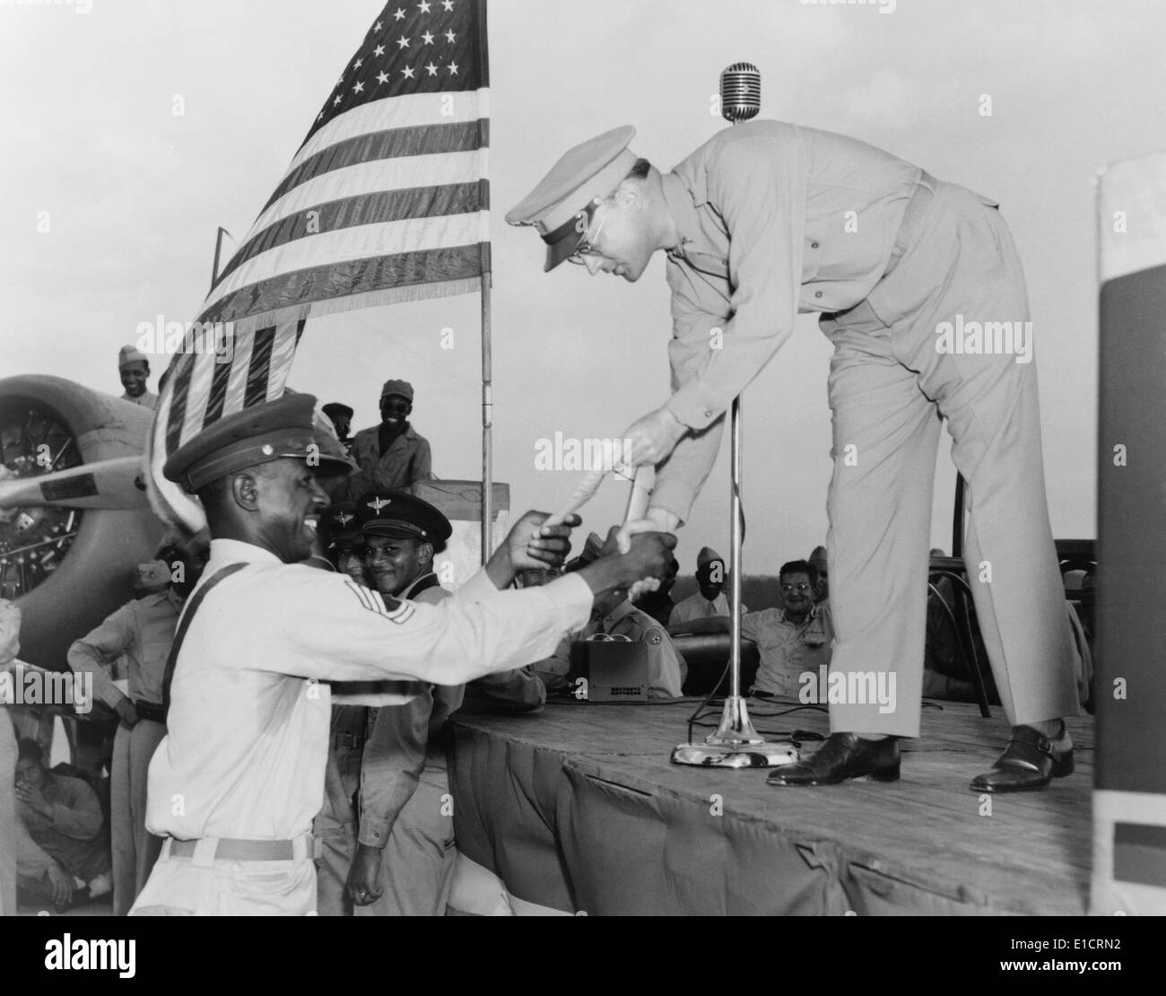 African American Airman riceve un premio di militari a Tuskegee Army Air Field, Alabama. 992 Guerra Mondiale 2 piloti sono stati addestrati in Foto Stock