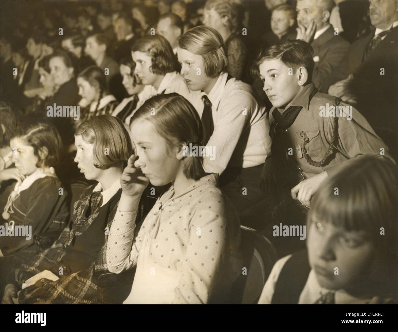 I bambini tedeschi a uno spettacolo teatrale di 'Langemarck' un gioco moderno. Essa ha presentato una interpretazione nazista di una guerra mondiale 1 Foto Stock