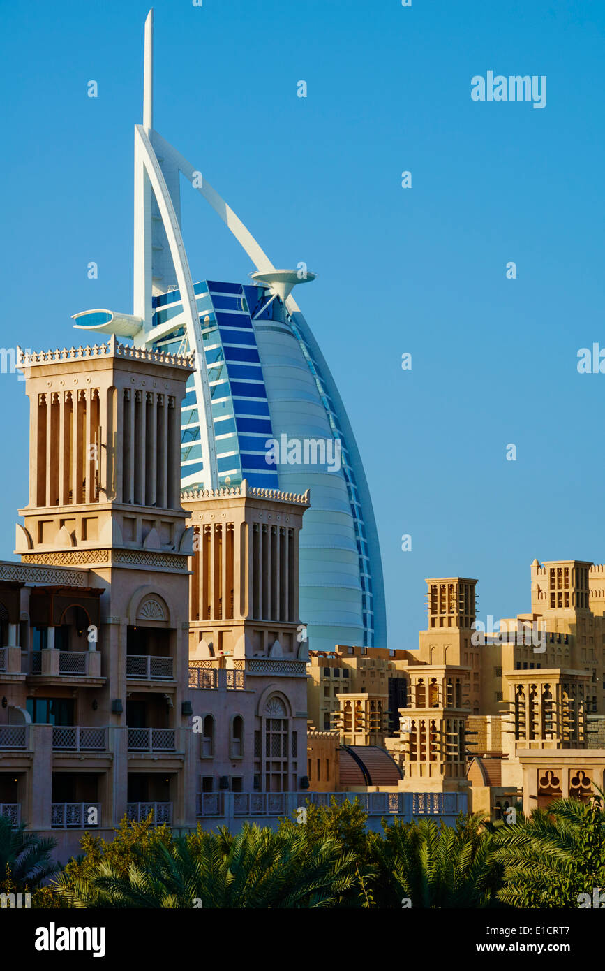 Emirati Arabi Uniti Dubai, Jumeira Beach, Hotel Mina A'Salam Madinat Jumeirah con vista del Burj Al Arab hotel Foto Stock