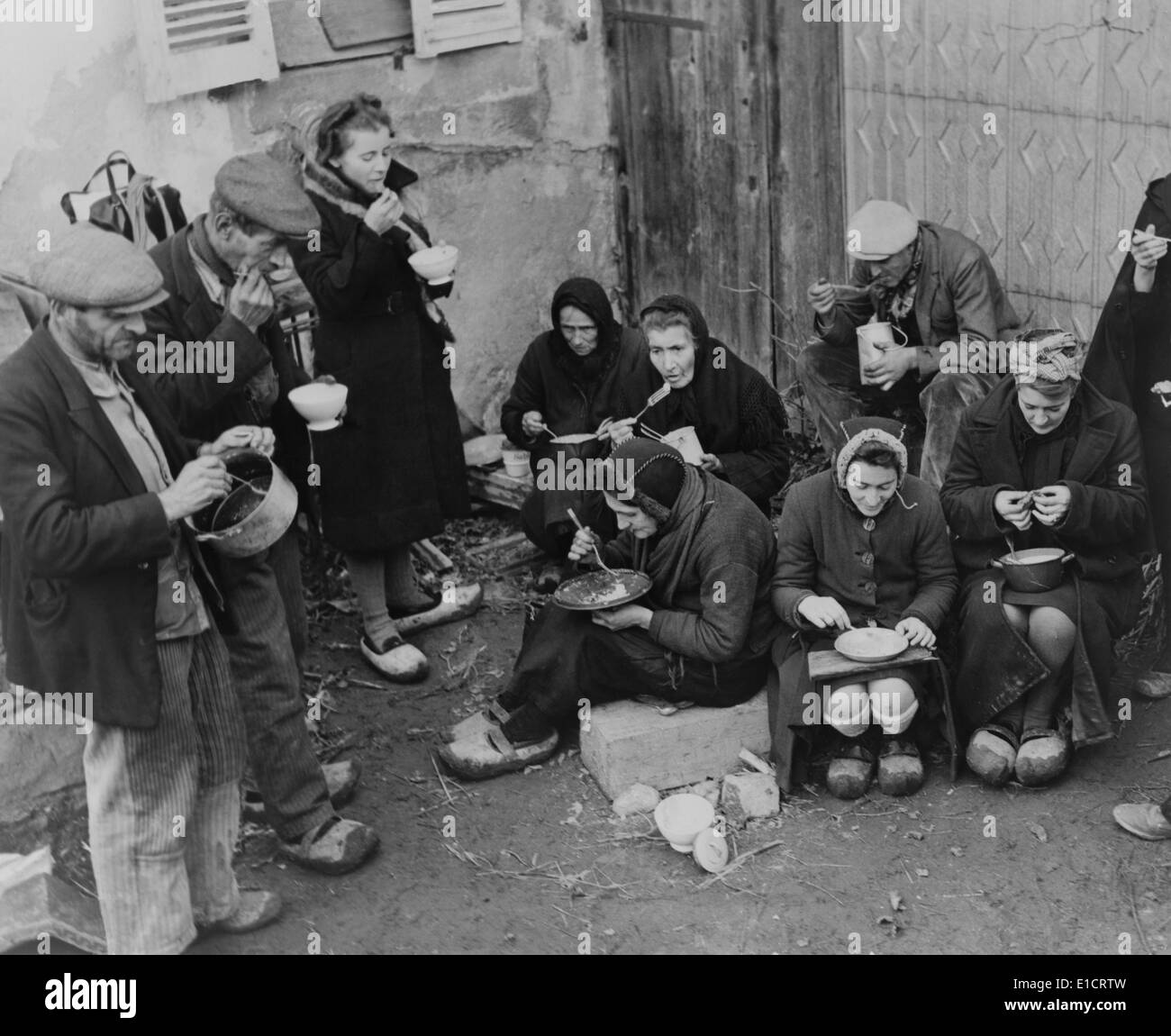 Rifugiati francese della città di Corcieux, Francia, mangiare il loro pasto di mezzogiorno. I tedeschi hanno eseguito i cittadini e livellato Corcieux, Foto Stock