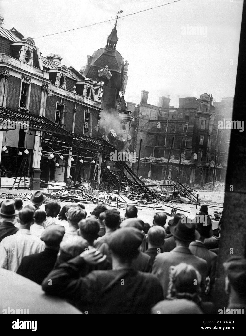 Guerra Mondiale 2, battaglia della Gran Bretagna. I londinesi guarda la demolizione del centro storico di Smithfield Market's tower durante il Blitz. Aprile Foto Stock