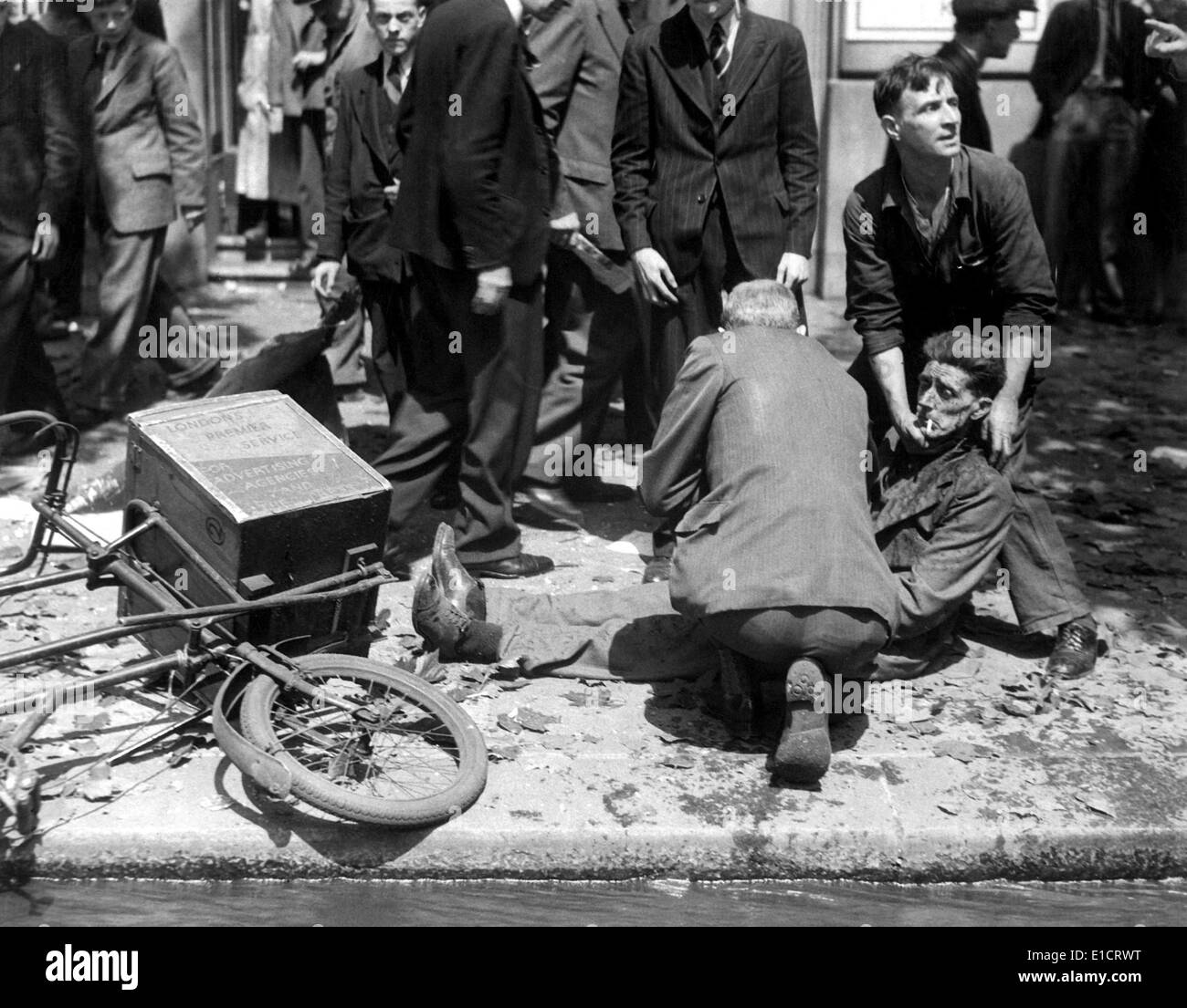 L'uomo ferito da V-1 "Buzz-bomba' a Londra, 1944. Il tedesco della Prima Guerra Mondiale 2 arma era un missile senza equipaggio con un pilota automatico, che Foto Stock