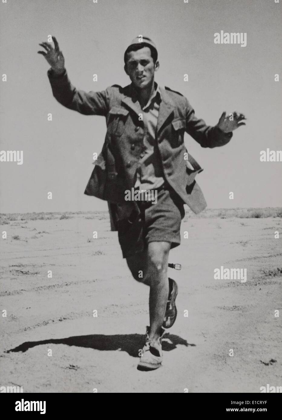 Arrendersi fante italiano correre verso una pattuglia britannica in Libia. Ca. 1940-42. (BSLOC 2013-12 140) Foto Stock