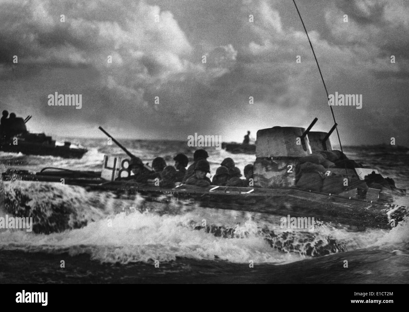 Stati Uniti Marines ride a terra su Tinian Island in un "Bufalo d'acqua", luglio 1944. Tinian, in Isole Marianne, era solo 1.300 Foto Stock