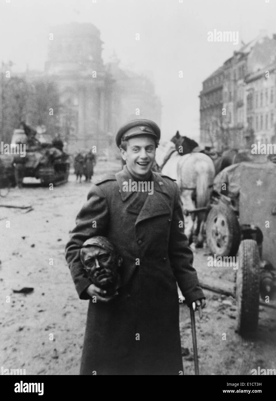 Guerra Mondiale 2, Battaglia di Berlino, 16 Aprile - 2 maggio 1945. "Berlino -- la Fine!', 1945 foto di Yevgeny Khaldei. Un sorridente russo Foto Stock
