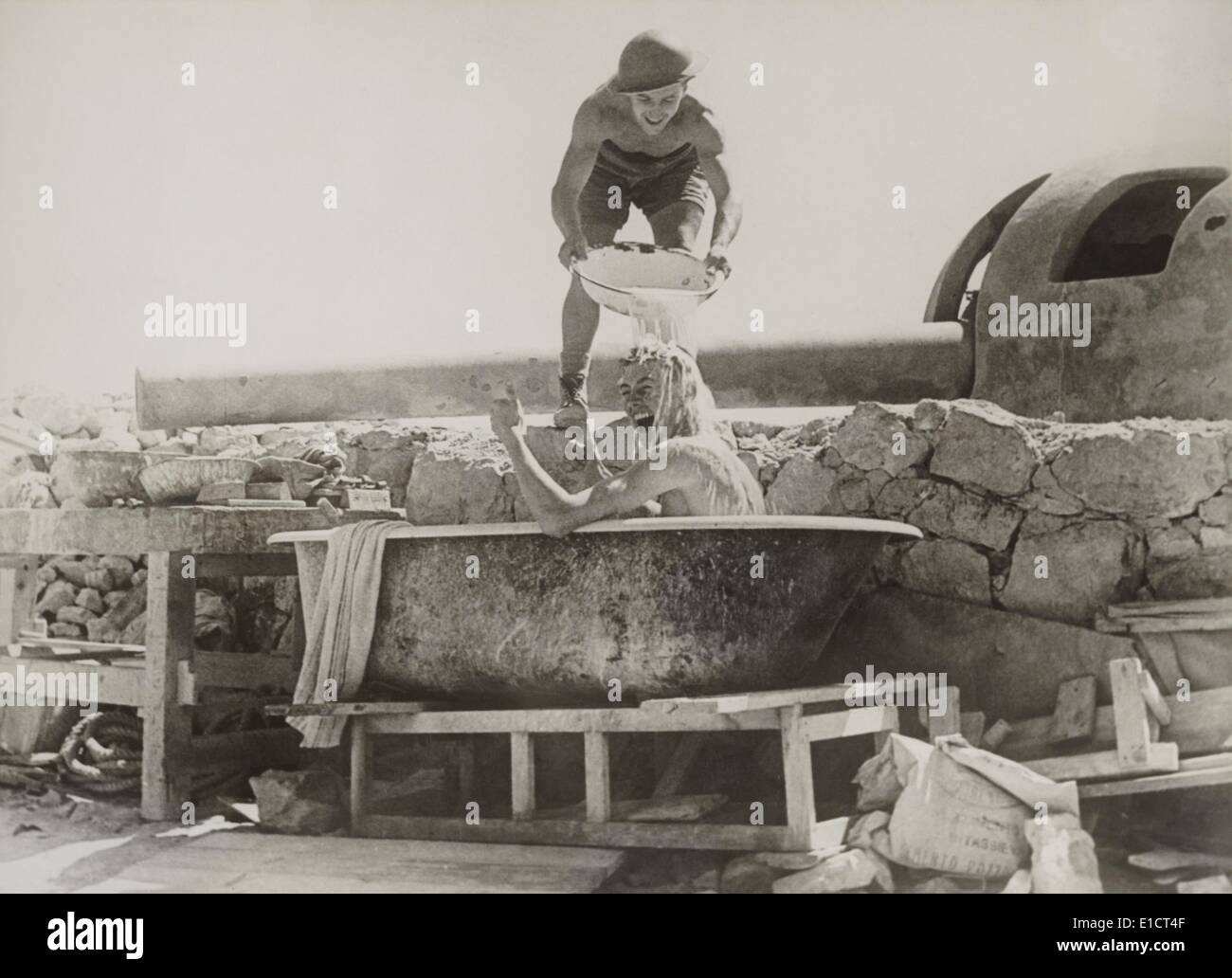 Soldato britannico dà Pollice su per un bagno in prossimità di una pistola costiera nel Deserto Occidentale. Ca. 1940-42 durante la guerra mondiale 2. Foto Stock
