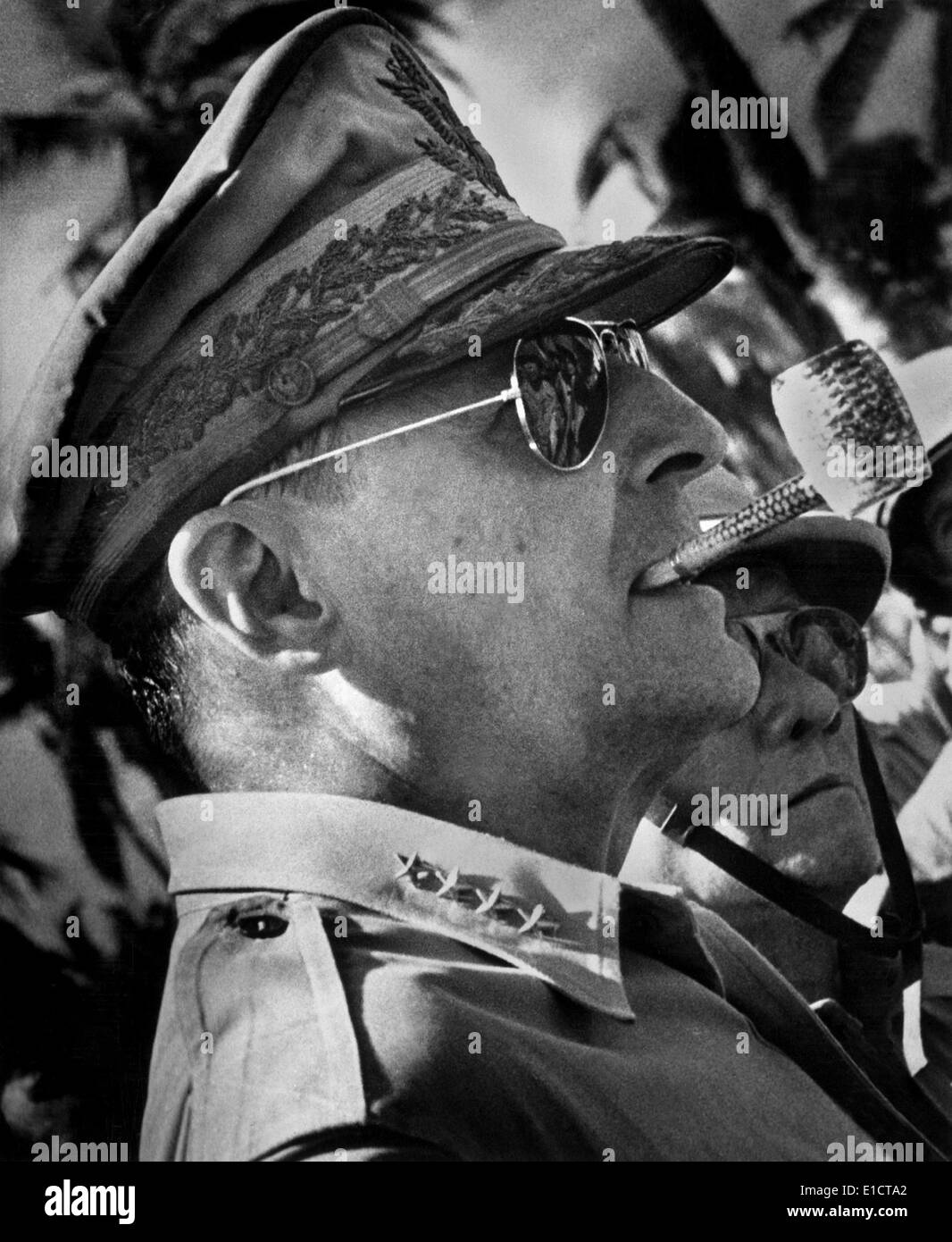 General Douglas MacArthur, durante la Seconda Guerra Mondiale la liberazione di isola di Leyte, Filippine, 20 ott. 1944. (BSLOC 2013-12 88) Foto Stock