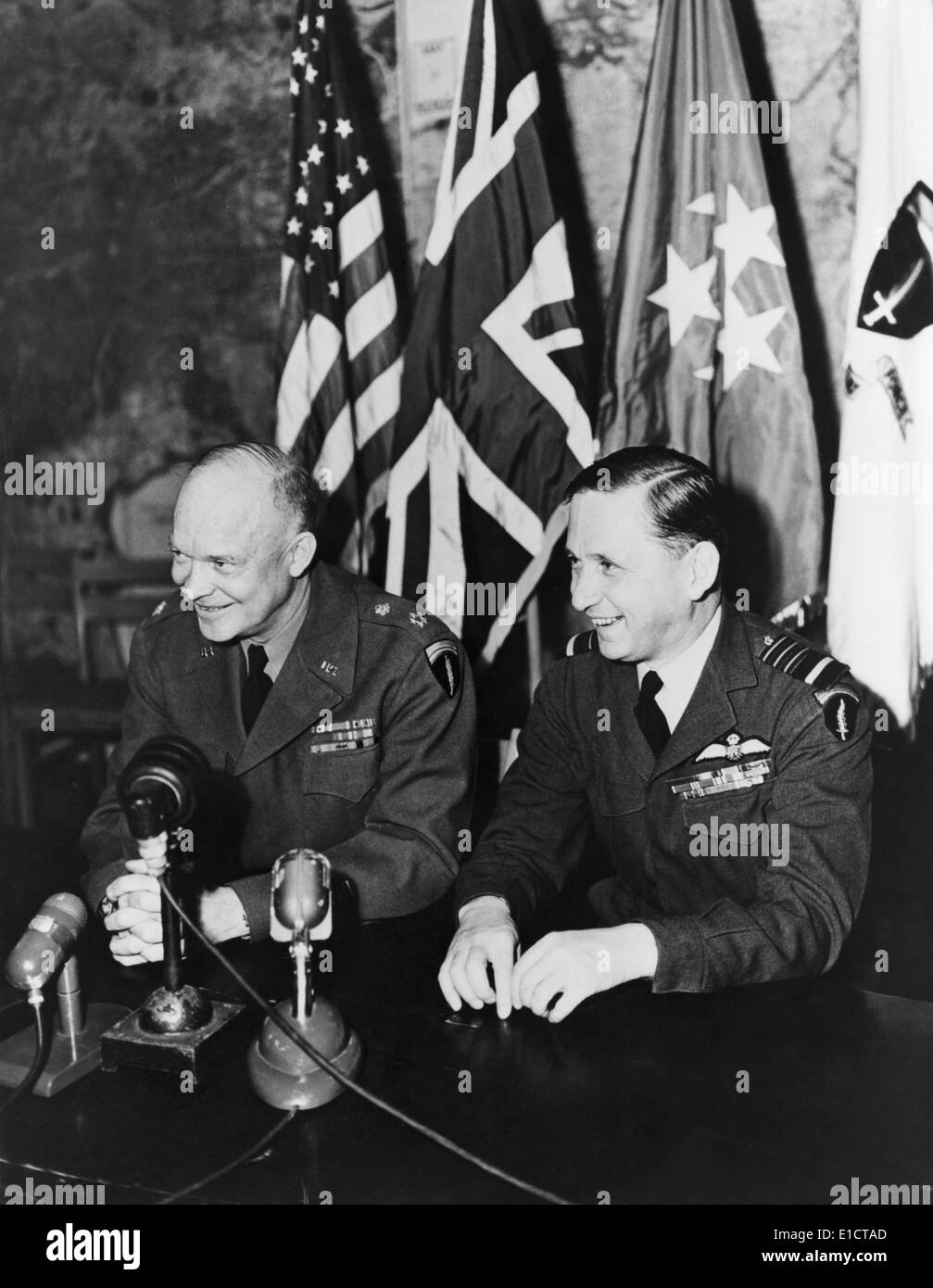 Generale Dwight Eisenhower annuncia la Germania la resa incondizionata il 7 maggio 1945. A destra è il vice Comandante supremo, Foto Stock