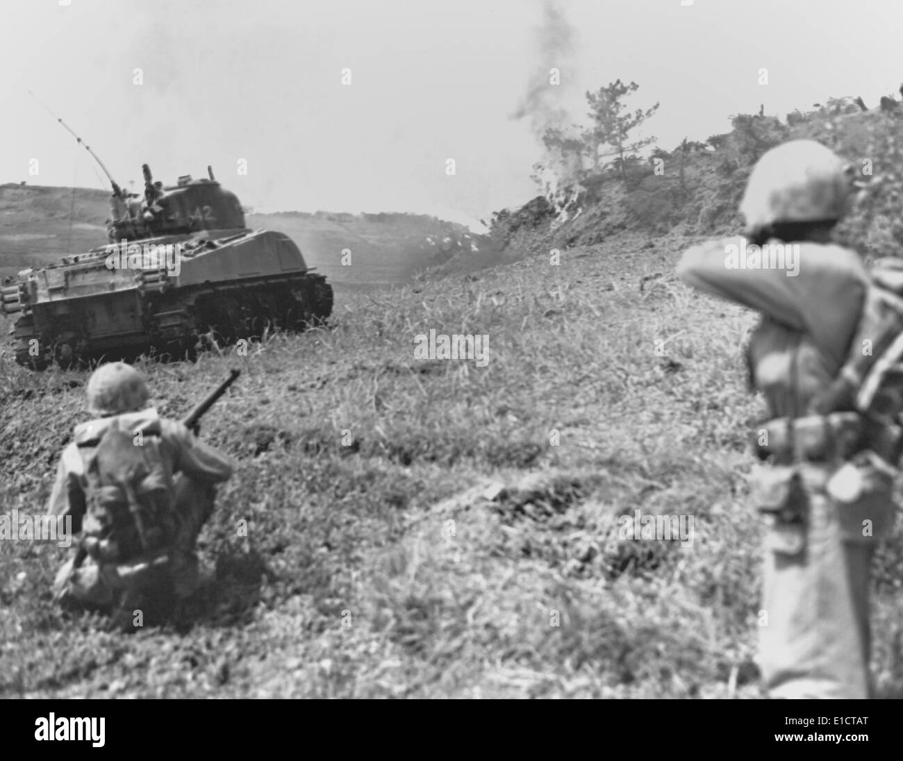 Fiamma gettando acquario marino e i fucilieri spostando fino alla linea anteriore azione su southern Okinawa. Il 11 maggio 1945. Tubi espulsori di fiamma Foto Stock