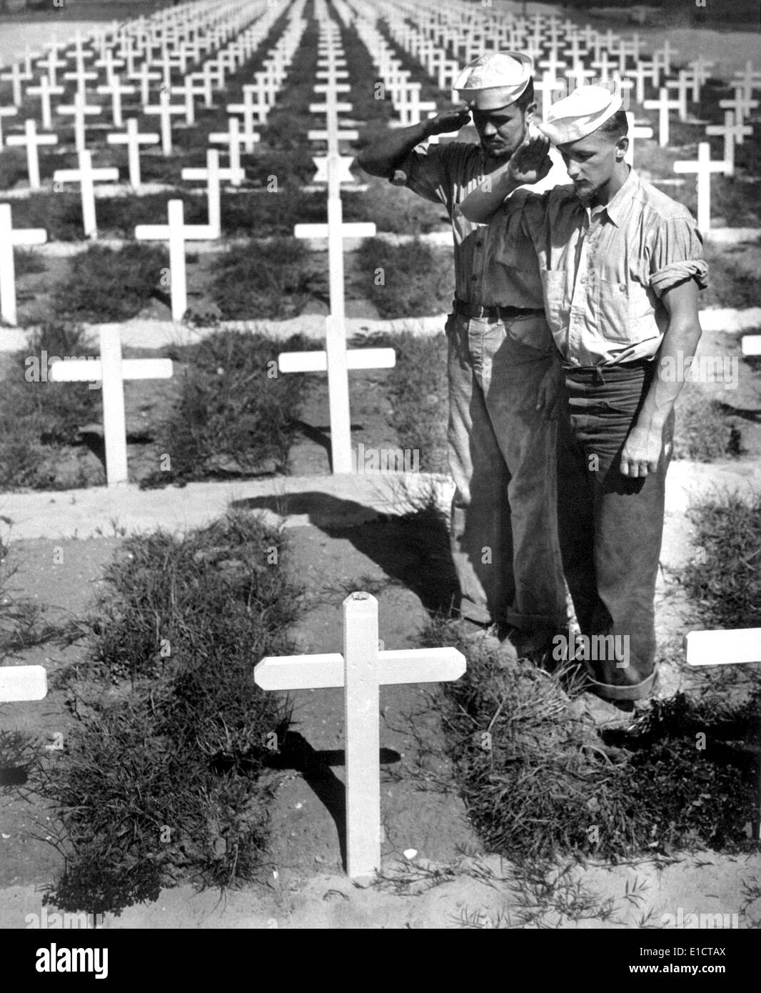 Costa due guardie omaggio alla tomba di un veterano di compagni uccisi in azione le isole Ryukyu. Ca. 1945. Oceano Pacifico, mondo Foto Stock