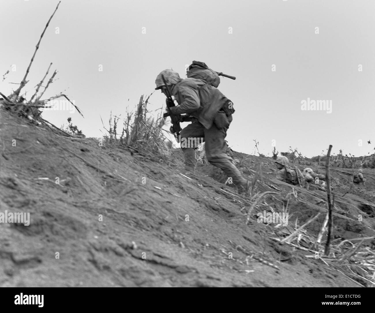 Marines in movimento in prossimità di Iwo Jima's aeroporto su 22 Febbraio, 1945. Essi sono con la 5° Divisione, 1° Battaglione, XXVI Marines. Foto Foto Stock