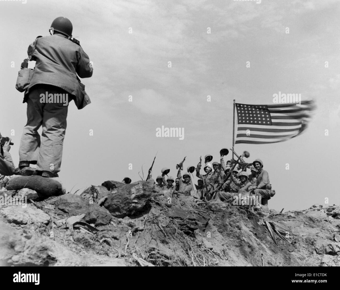 Scena dopo la seconda bandiera sollevamento, su Iwo Jima Mount Suribachi, Feb 23, 1945. A sinistra sono i fotografi, tra cui Joe Foto Stock