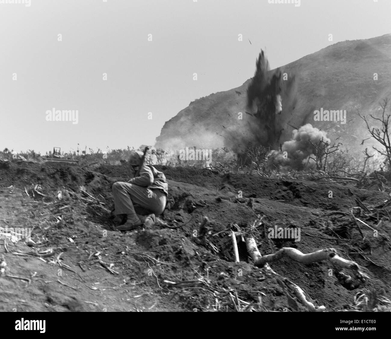 Marines blast Jap posizioni vicino alla base del Monte Suribachi su Iwo Jima. 22 febbraio, 1945. Guerra mondiale 2. (BSLOC 2013 13 71) Foto Stock