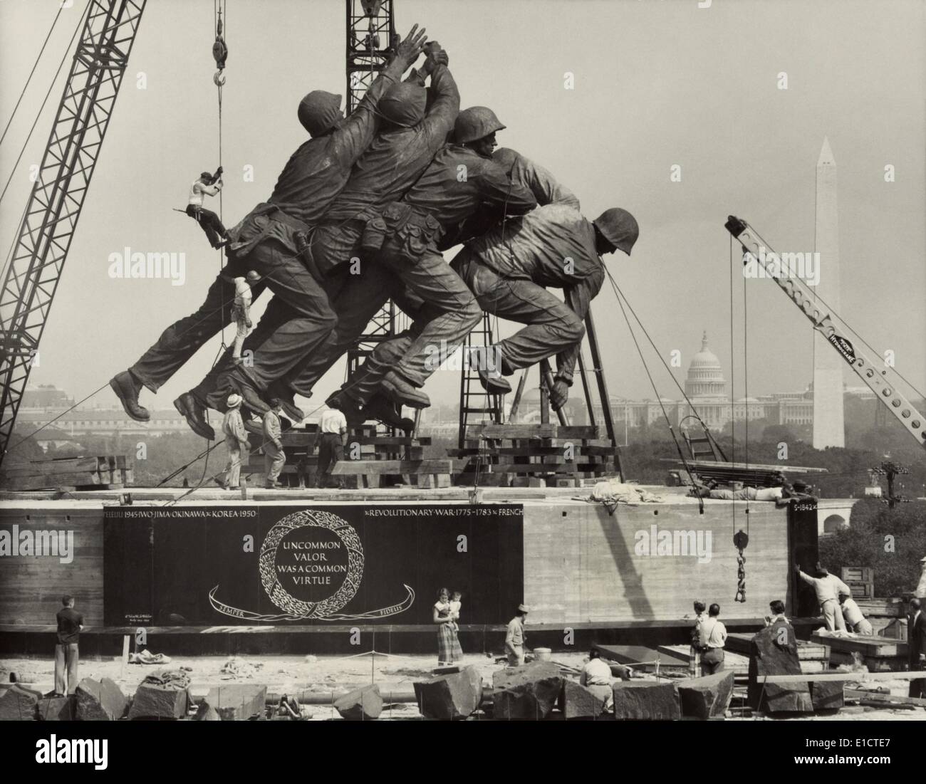 Il posizionamento della statua raffigurante marines sollevando la bandiera americana sul Monte Suribachi, Iwo Jima. La scultura per la Marina Foto Stock