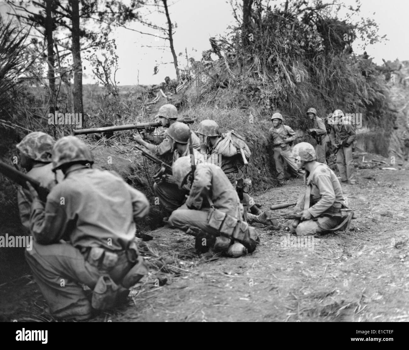 Stati Uniti Marine sparare un bazooka in giapponese svoltasi ridge su Okinawa, 4 maggio 1945. L'azione ha avuto luogo a due miglia a nord di Naha, Foto Stock