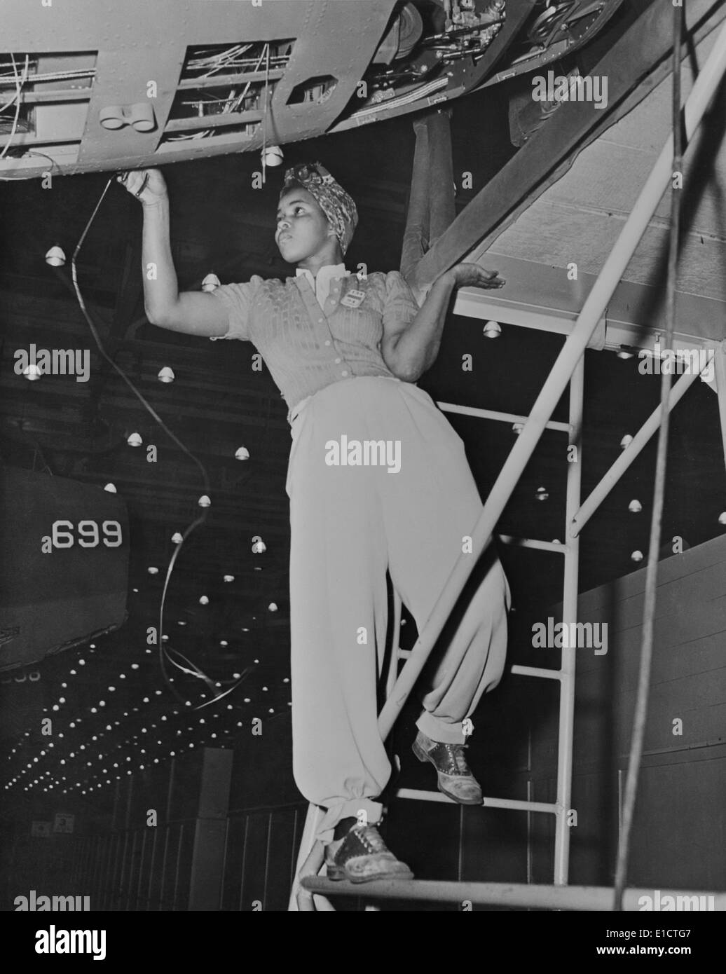 Razziale lavoratori integrato in un Douglas Aircraft Company durante la Seconda guerra mondiale 2. Nella lunga spiaggia impianto di uomini e donne di Foto Stock