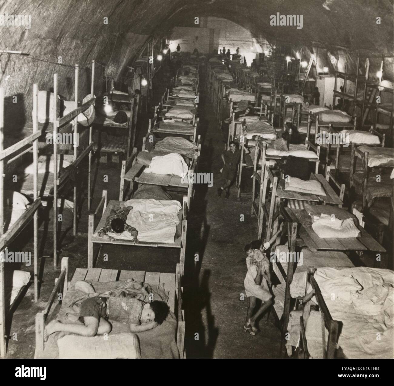 Ripari a Malta di proteggere la popolazione dai bombardamenti tedeschi durante la Seconda guerra mondiale 2. Le Air Raid Shelter ha file di Foto Stock