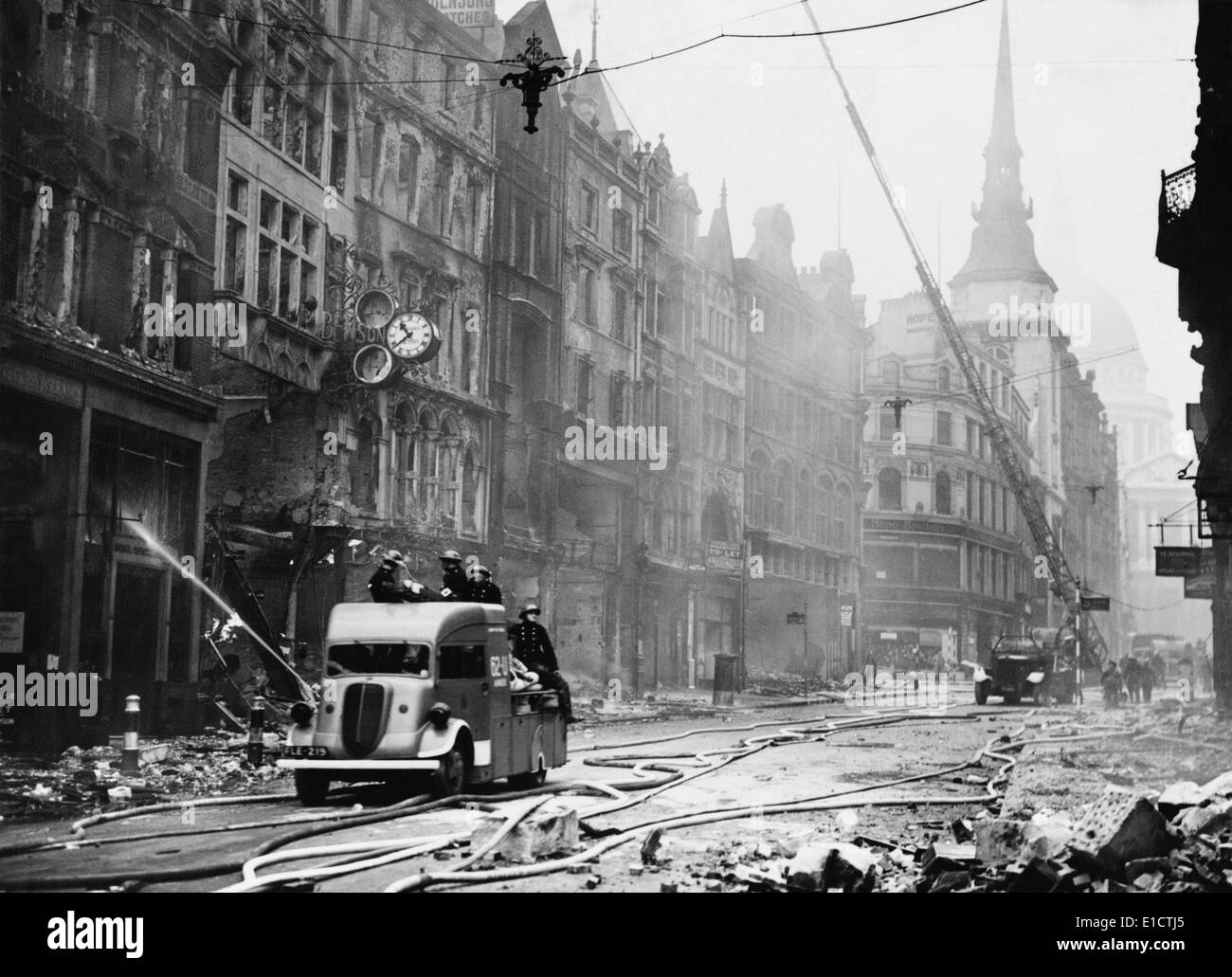 Ludgate Hill area di Londra con i vigili del fuoco, attrezzature e bruciato edifici durante il "blitz". Tra settembre 1940 e maggio Foto Stock