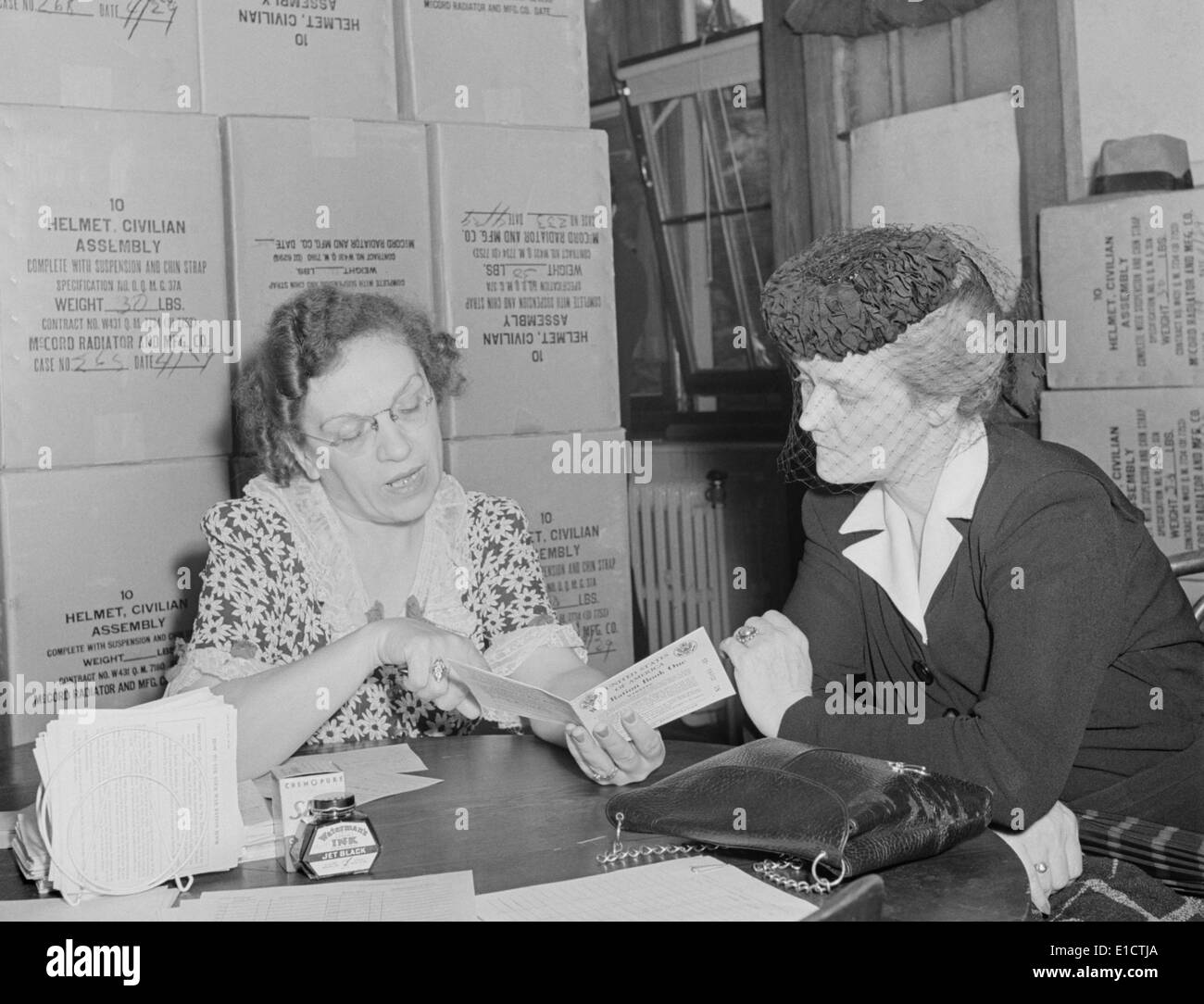 Razione di zucchero ricorrente è stata rilasciata la sua razione della carta nel maggio 1942. Washington D.C., durante la Guerra Mondiale 2, maggio 1942. Foto Stock