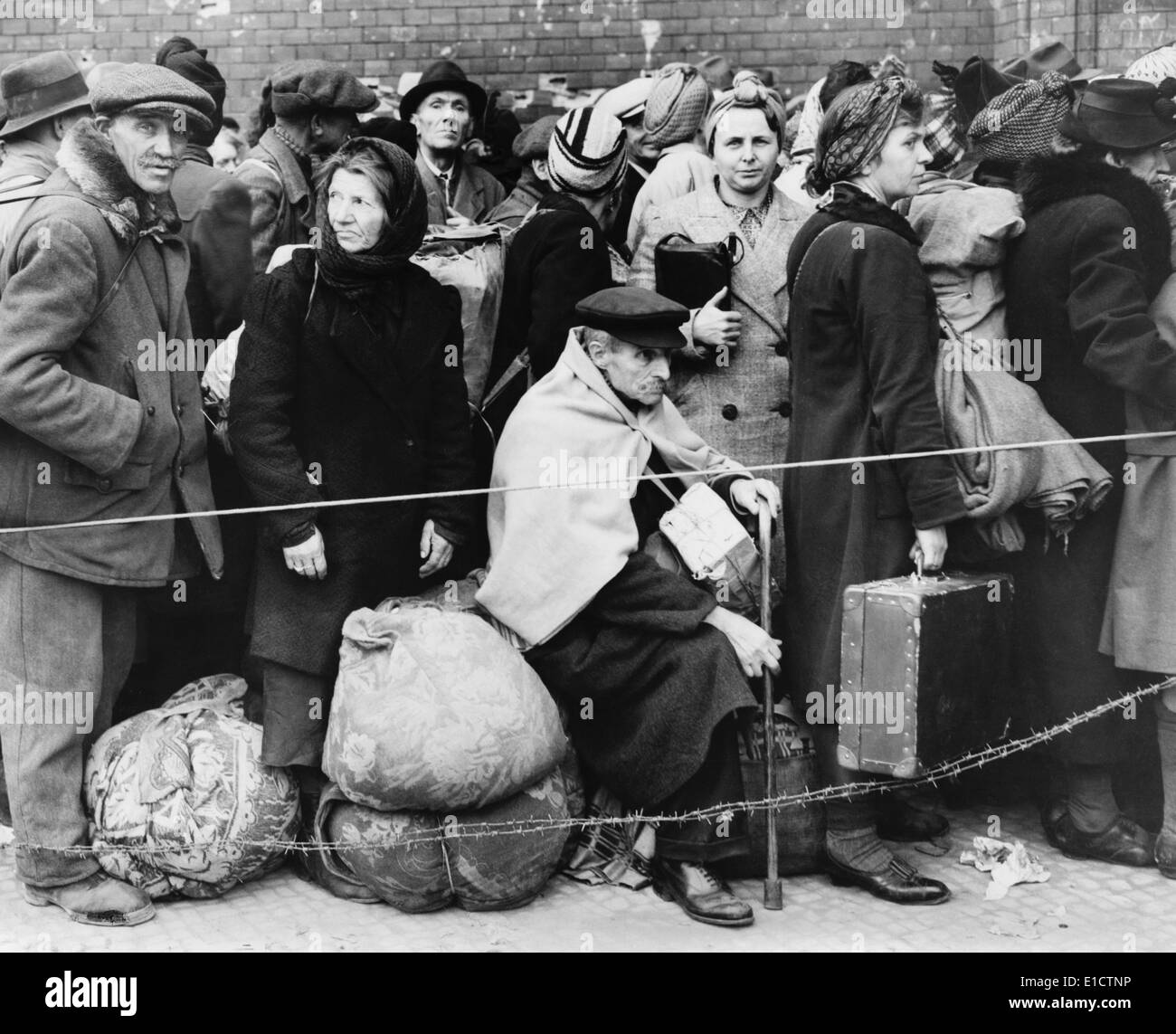 Il tedesco sfollati attendere a Berlino la stazione Anhalter nel 1945. I rifugiati stanno portando i loro pochi averi, come lo stand Foto Stock