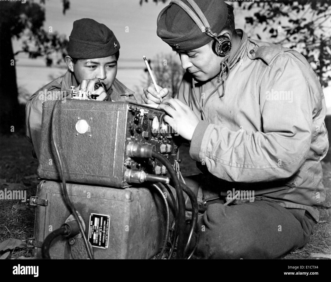 Navajo 'Codice talker' la formazione a Ballarat Army Air Force Base, in Australia. Pfc. Preston e Frank Toledo sono cugini e Foto Stock