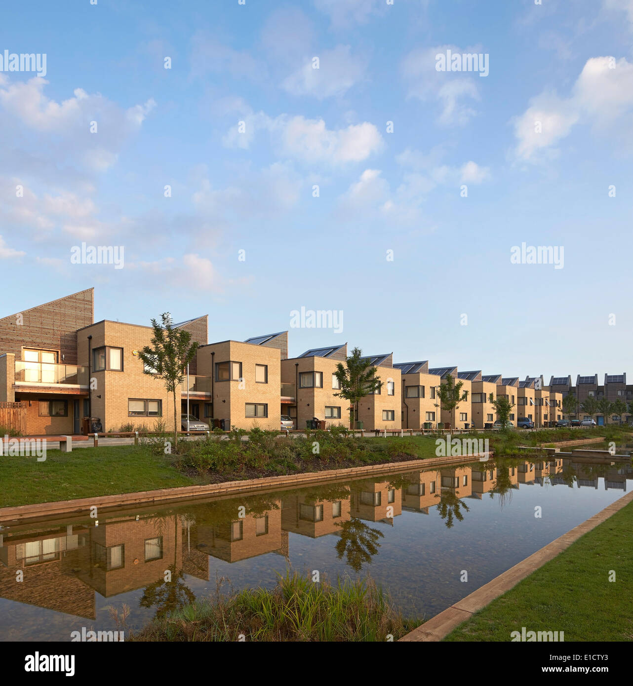 Barking Riverside Housing Development, Barking, Regno Unito. Architetto: Sheppard Robson, 2014. Prospettiva della terrazza di alloggiamento Foto Stock