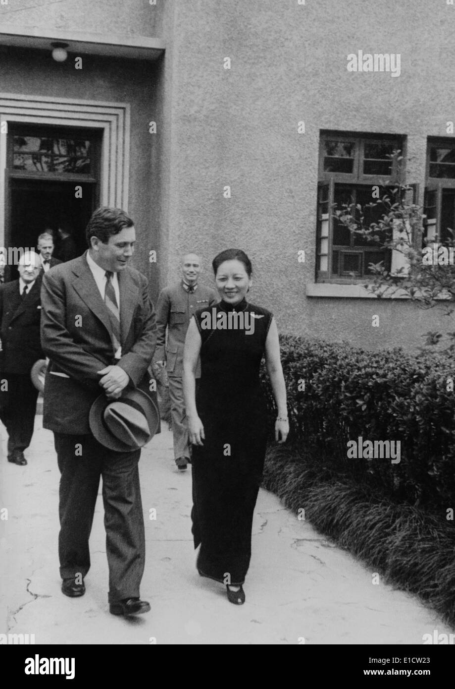 Wendell Wilkie e Madame Chiang Kai-shek in Chungking, Cina nell'ottobre 1942. Willkie era su un mondo volteggiare fact finding trip Foto Stock