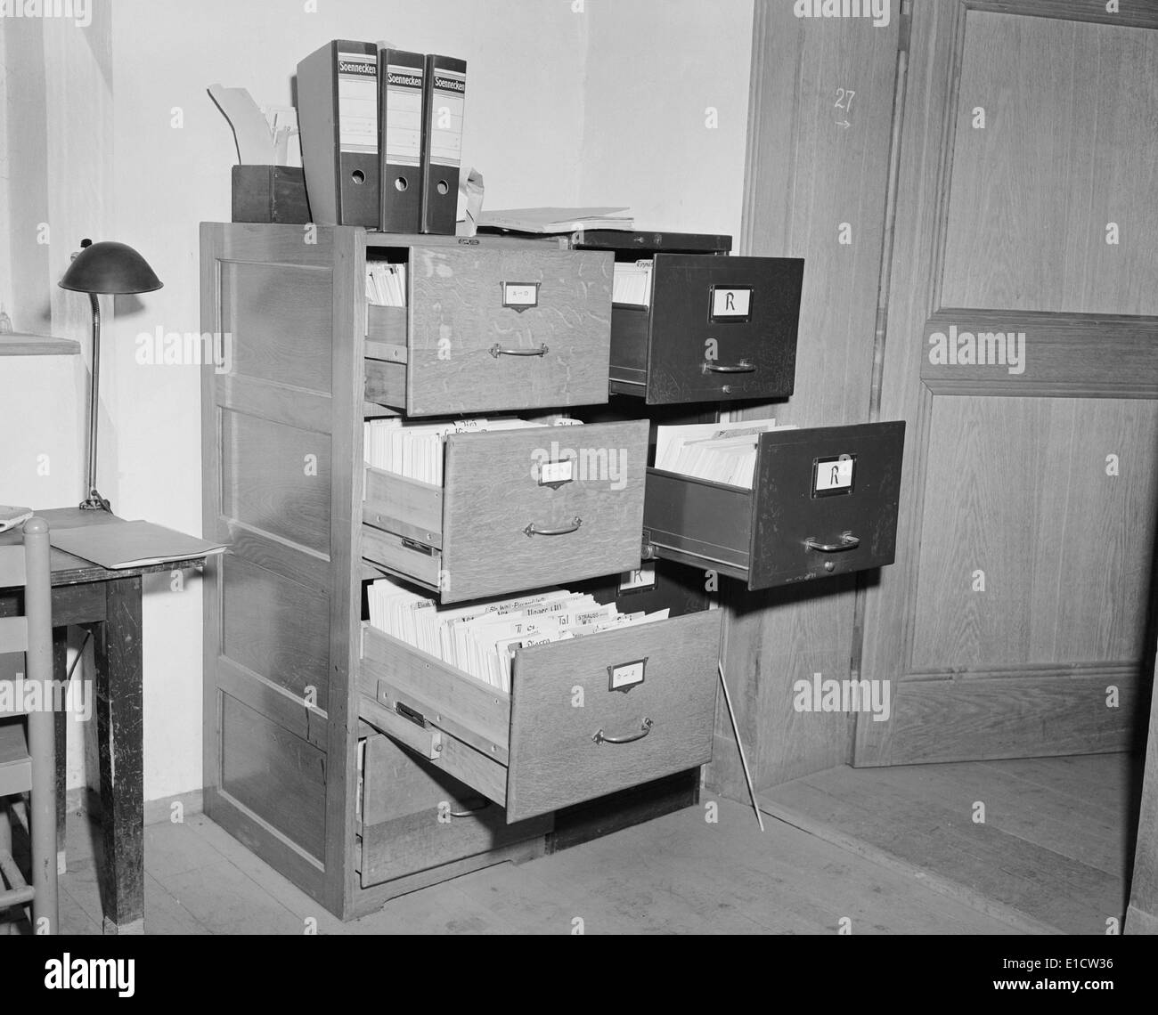 Nazista intellettuale razzista Alfred Rosenberg il file al Castello di Neuschwanstein. La più grande arte nazista bottino di cache è stato trovato da Foto Stock