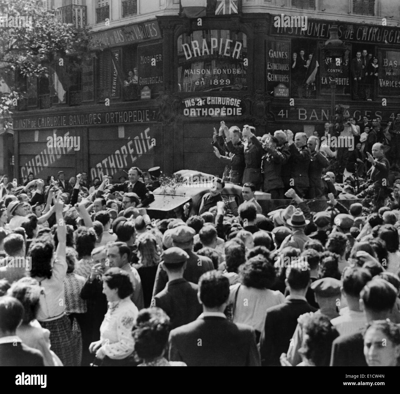 Arrabbiato parigini sollevare rinserrata pugni a ufficiali nazista in una libera delle forze francesi carrello. Agosto 19-24, 1944, guerra mondiale 2. Foto Stock