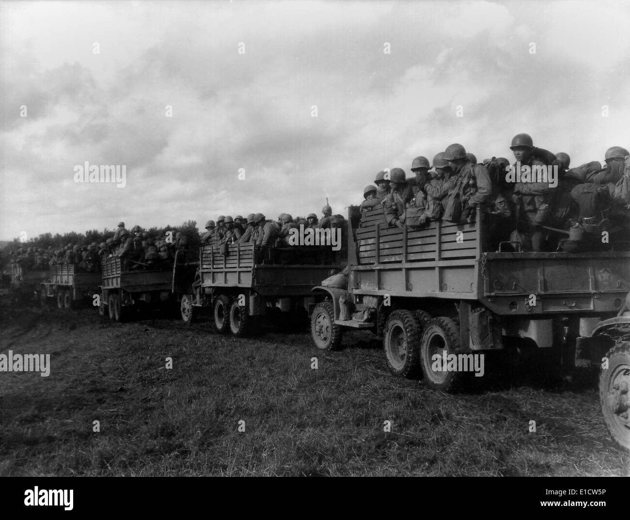 Japanese-American soldati del reggimento 442nd in camion nel nord ovest della Francia, Sept-Oct. 1944. Hanno combattuto in Italia fino a Foto Stock