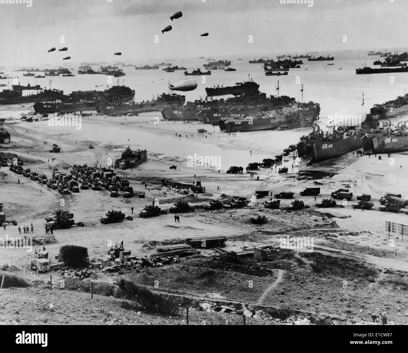 La spiaggia di Omaha dopo il D-Day. Protetto da barrage palloncini, le navi consegnate i carrelli caricati con i materiali di consumo. Giugno 7-10, 1944, guerra mondiale Foto Stock