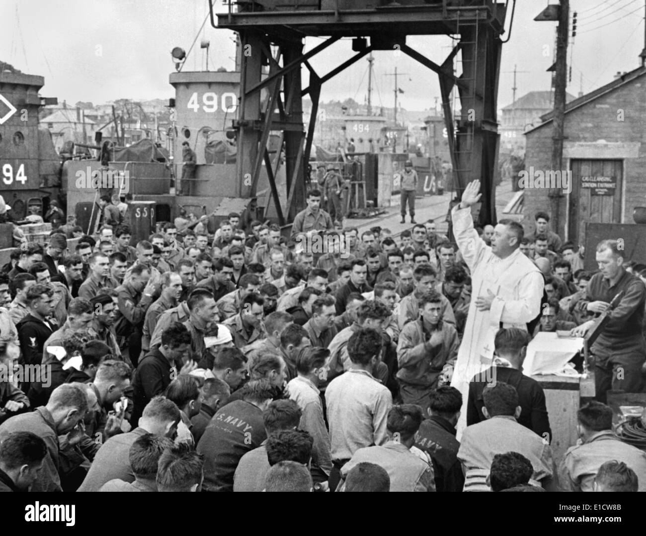 Cappellano cattolico conduce i servizi su un molo per primo il D-Day assalto delle truppe. Weymouth, Inghilterra, 6 giugno 1944, guerra mondiale 2. Foto Stock