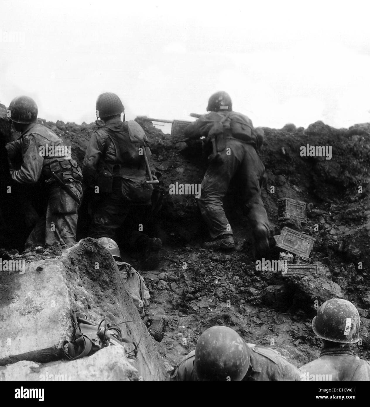 Stati Uniti Rangers sparare da un bunker tra Pointe du Hoc e Spiaggia di Omaha. Il 7 giugno 1944. D-Day plus 1, in Normandia, Francia, mondo Foto Stock