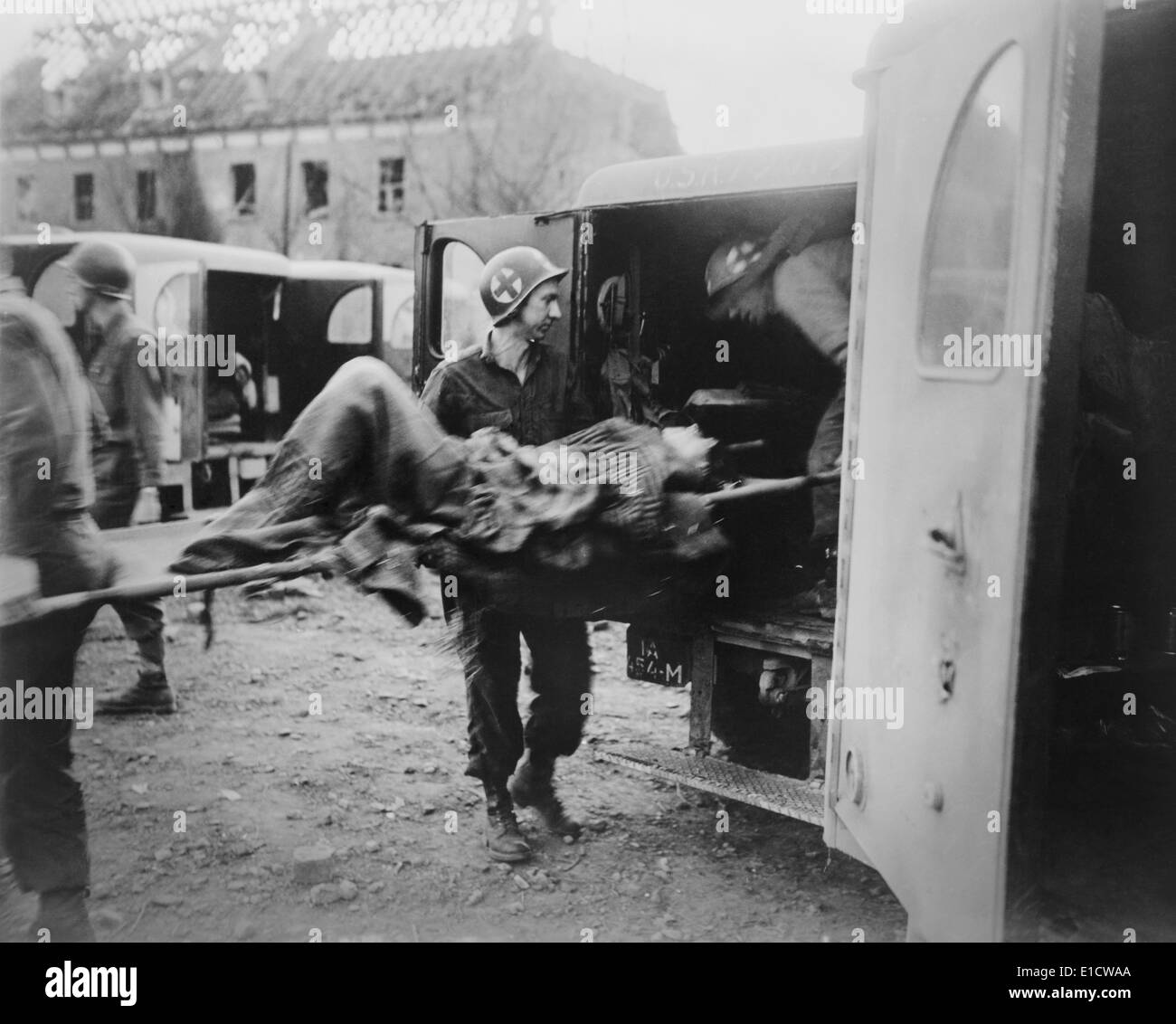 American i medici hanno posto un quasi-tedesco morto operaio slave in un ambulanza a Nordhausen. Stati Uniti Terza Armata liberato il camp su Foto Stock