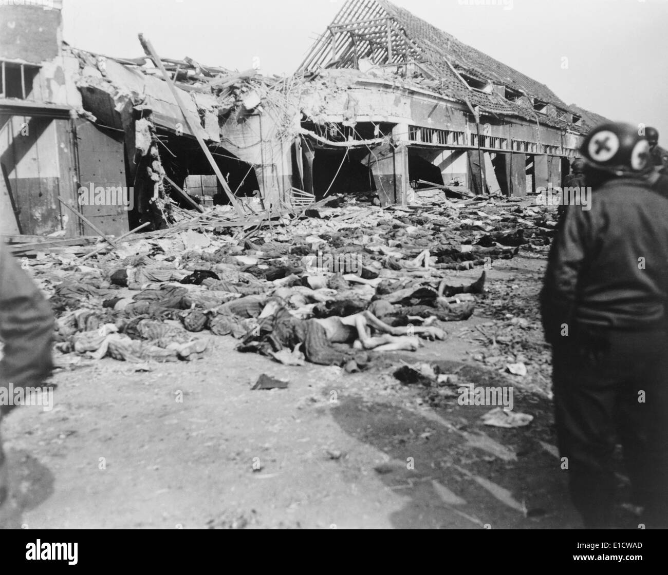 Soldati americani guardare le lunghe file di corpi a Nordhausen campo di concentramento. Il lavoro schiavo prigionieri sono morti da Foto Stock