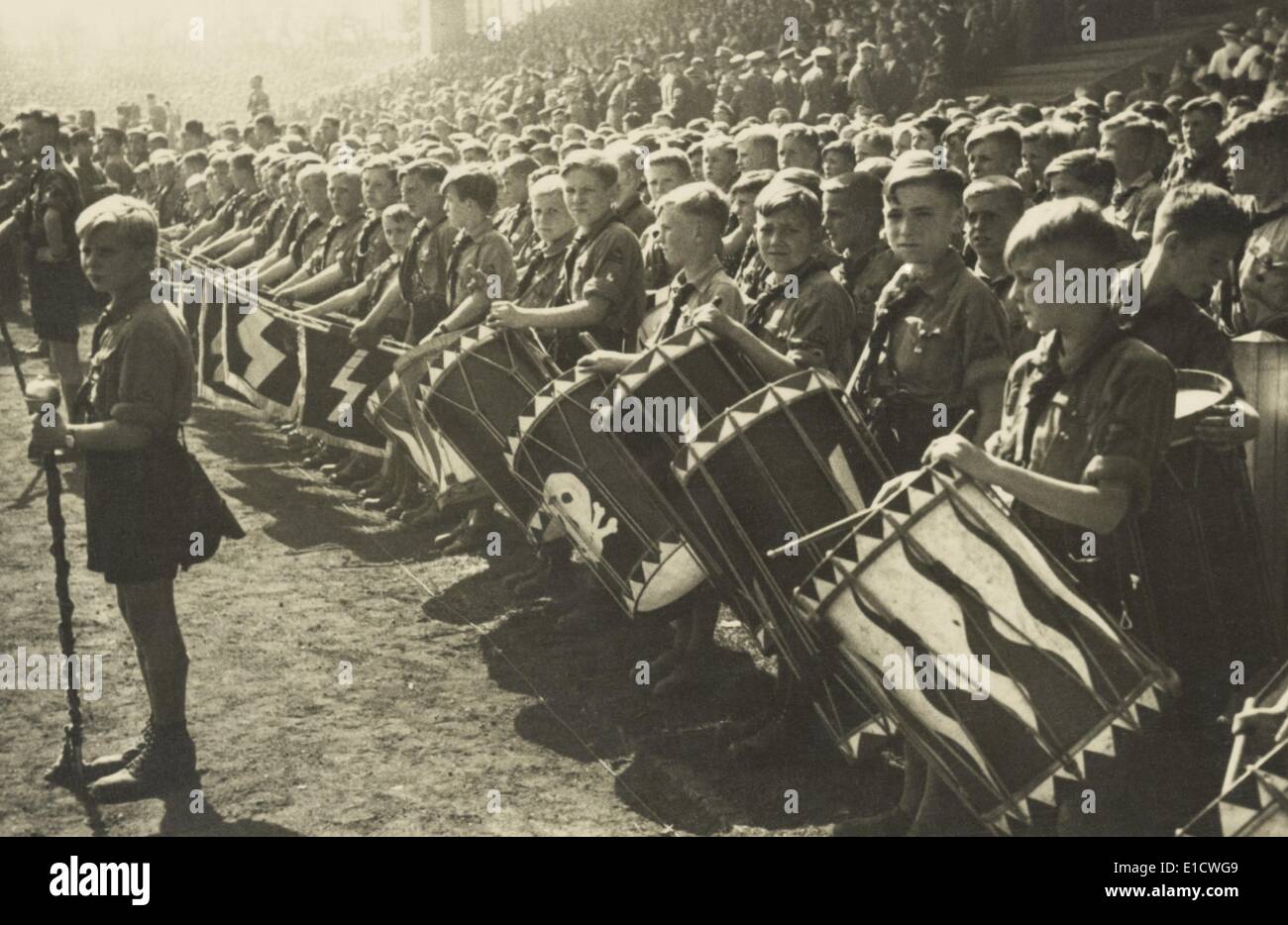 Gioventù Hitleriana drum corps in un rally. I loro tamburi bear cranio e runici 'S' i simboli dell'elite Nazi SS truppe. Ca. 1935-39. Foto Stock