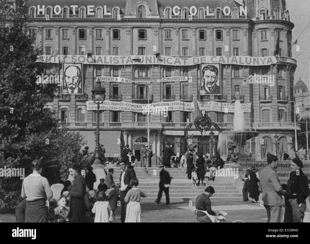 La sede del PSUC (Catalano Partito Comunista) sono state in Hotel Colon in Plaça Catalunya. Edificio è drappeggiati con Foto Stock