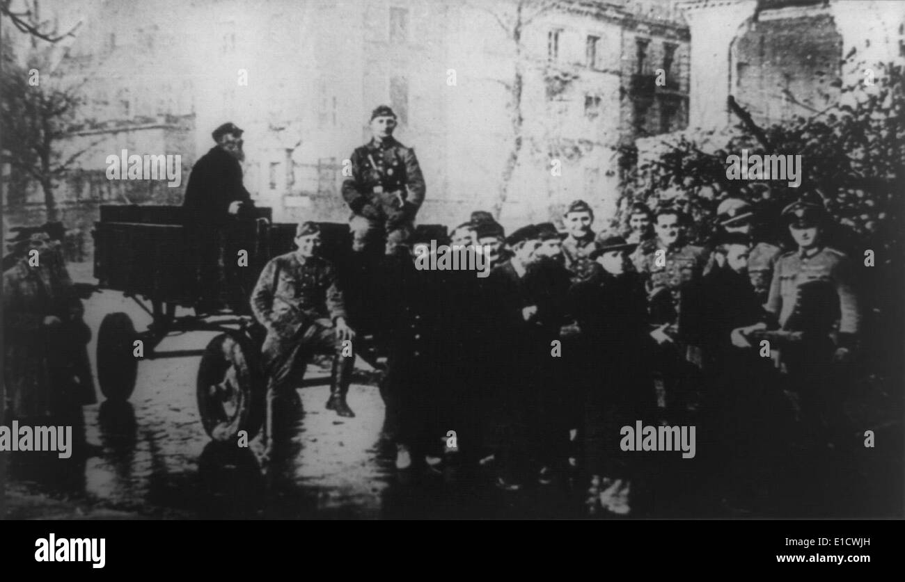 Gli ebrei polacchi costretti a tirare un carro come sorridente soldati tedeschi in bicicletta o a guardare. Ca. 1939-43. Guerra mondiale 2. (BSLOC 2014 7 60) Foto Stock